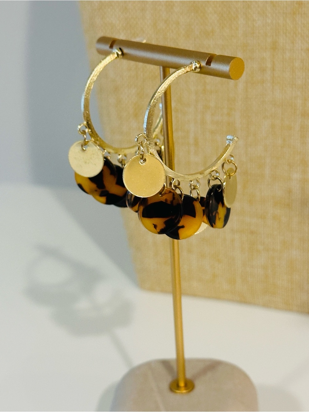 Fashion Jewelry Gold Hoop Earrings with Tortoiseshell Discs